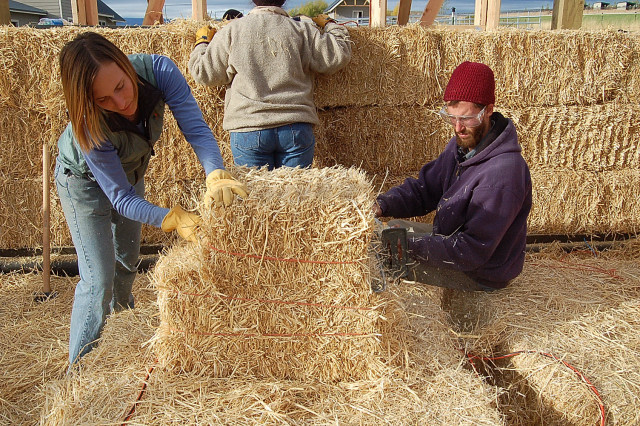 Strawbale Construction Workshop Of Ellensburge Barn, Notching Bales