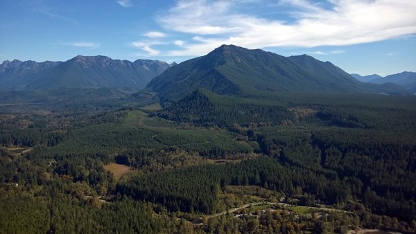 View from Rattlesnake Ledge to Cascade Mountains and Wenatchee National Forest