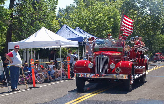 Murphys Firemans Muster Fire Truck Racing To Line â Celebrate Big!